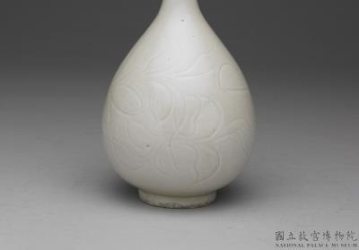 图片[2]-Long-necked vase with incised lotus decoration, Ding ware, Northern Song dynasty, 12th century-China Archive